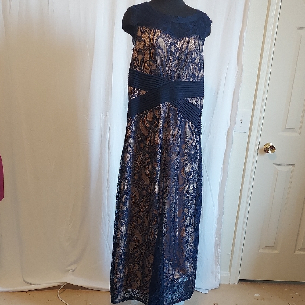 NWOT Candalite stretch lace navy formal gown. Size 2XL